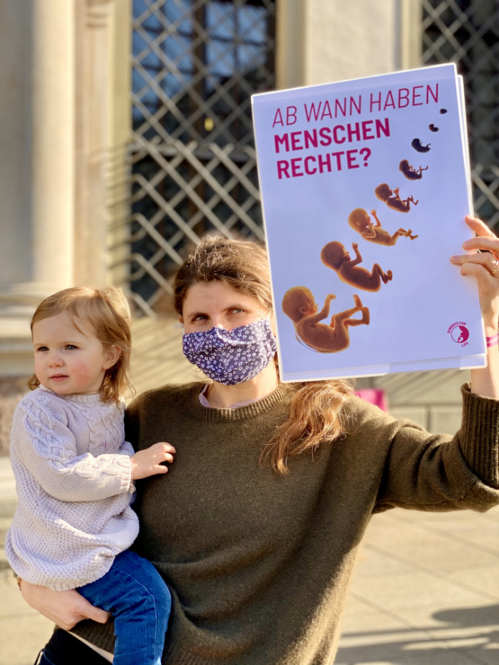 Illustration eines Vaters mit einem jungen Kind